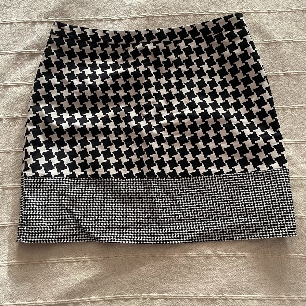 Michael Kors Black & White Houndstooth Pattern Mini Skirt - Size 4
